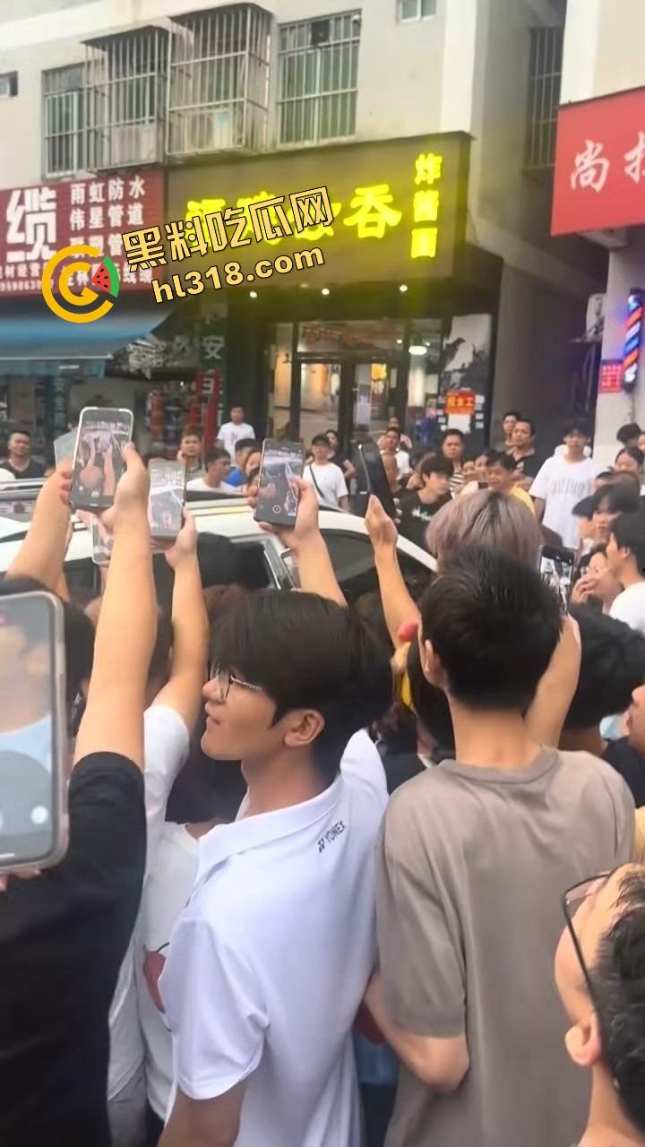 南宁西乡塘正宫发飙，手撕小三现场乱成狗，渣男当街下跪求饶变孙子脸都丢光了！