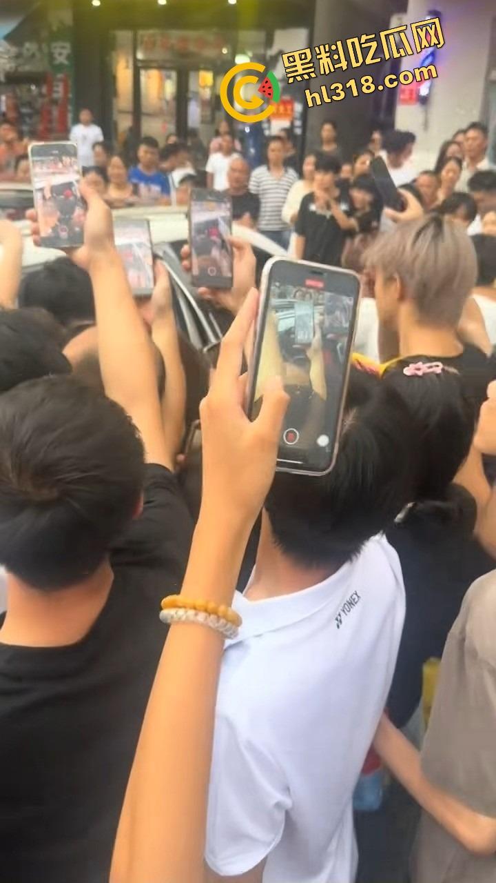 南宁西乡塘正宫发飙,手撕小三现场乱成狗,渣男当街下跪求饶变孙子脸都丢光了!