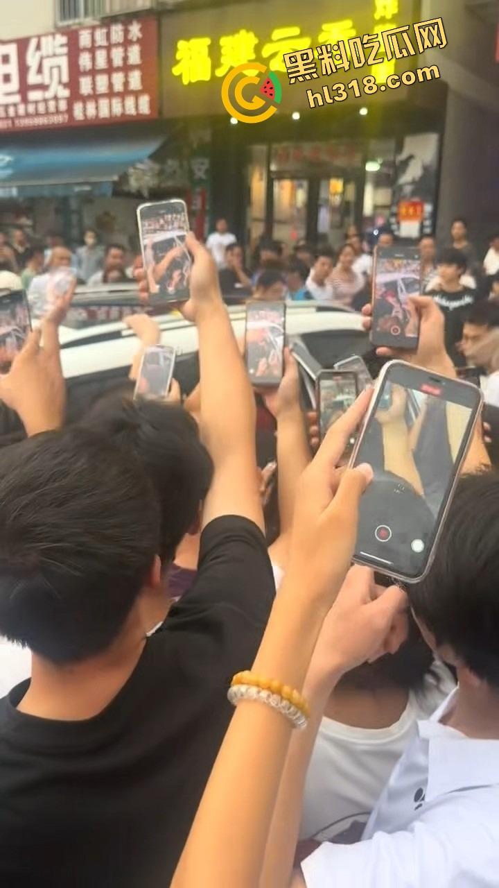 南宁西乡塘正宫发飙,手撕小三现场乱成狗,渣男当街下跪求饶变孙子脸都丢光了!