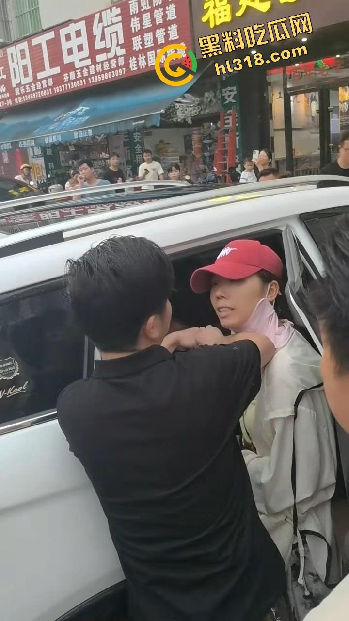 南宁西乡塘正宫发飙,手撕小三现场乱成狗,渣男当街下跪求饶变孙子脸都丢光了!