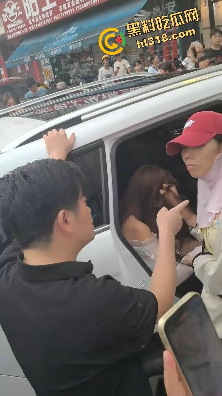 南宁西乡塘正宫发飙,手撕小三现场乱成狗,渣男当街下跪求饶变孙子脸都丢光了!