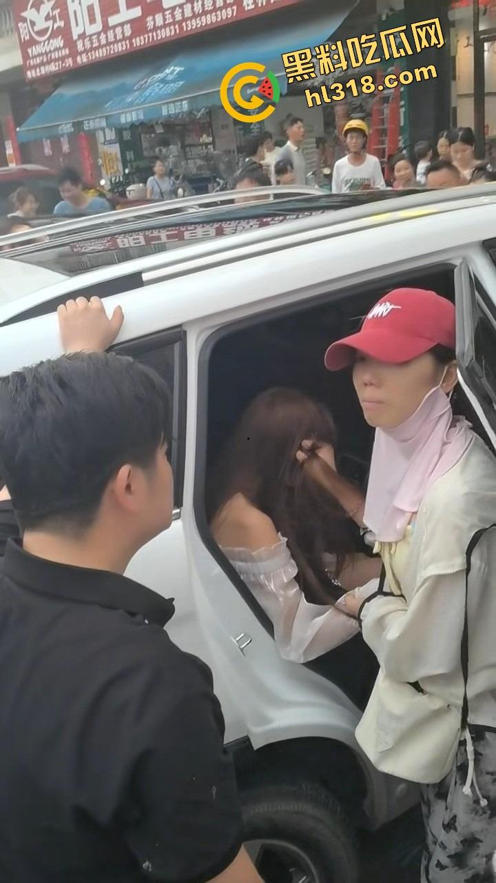 南宁西乡塘正宫发飙,手撕小三现场乱成狗,渣男当街下跪求饶变孙子脸都丢光了!