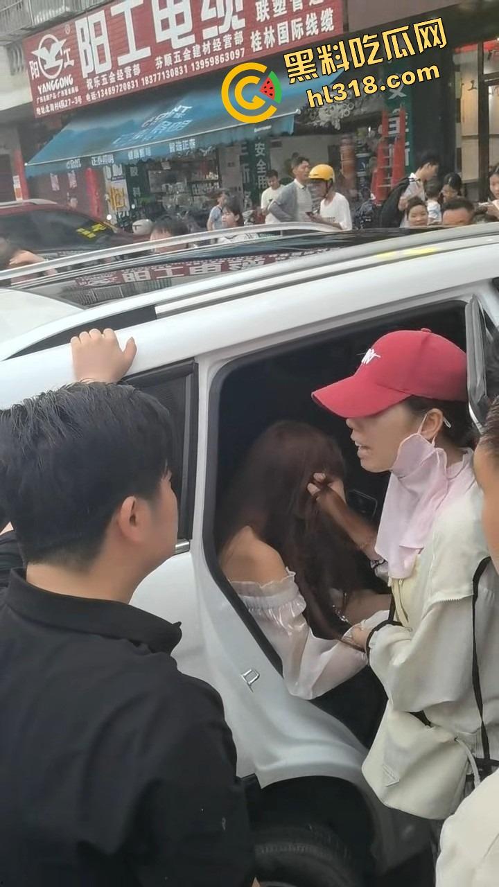 南宁西乡塘正宫发飙,手撕小三现场乱成狗,渣男当街下跪求饶变孙子脸都丢光了!