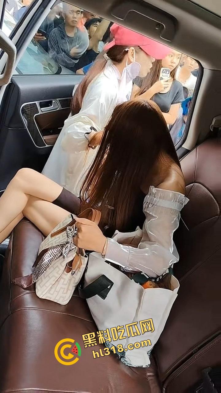 南宁西乡塘正宫发飙,手撕小三现场乱成狗,渣男当街下跪求饶变孙子脸都丢光了!