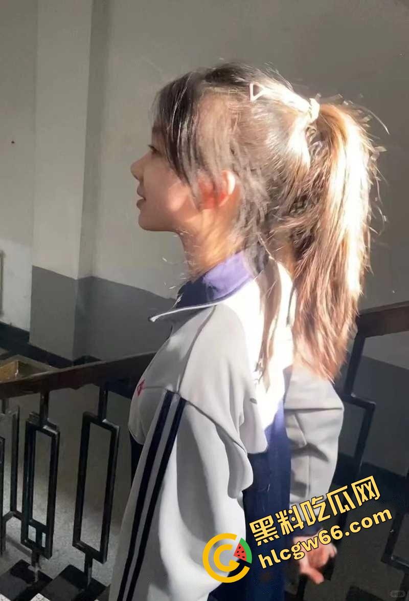 湛江遂溪高中艺术楼惊现野战现场,高三骚妹光腚骑在身上操,门缝偷拍啪啪实录传疯全校!