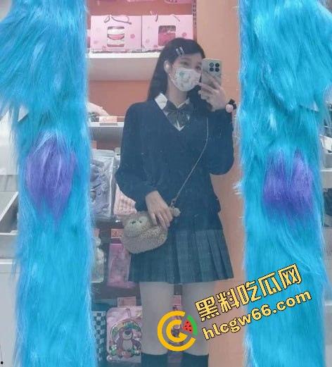 湛江遂溪高中艺术楼惊现野战现场,高三骚妹光腚骑在身上操,门缝偷拍啪啪实录传疯全校!