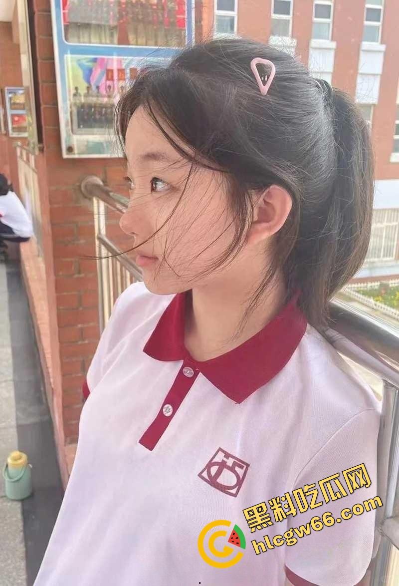 湛江遂溪高中艺术楼惊现野战现场,高三骚妹光腚骑在身上操,门缝偷拍啪啪实录传疯全校!