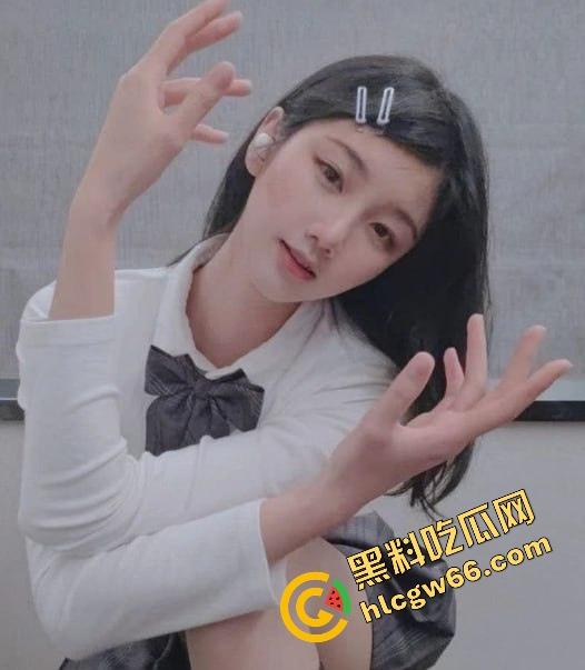 湛江遂溪高中艺术楼惊现野战现场,高三骚妹光腚骑在身上操,门缝偷拍啪啪实录传疯全校!