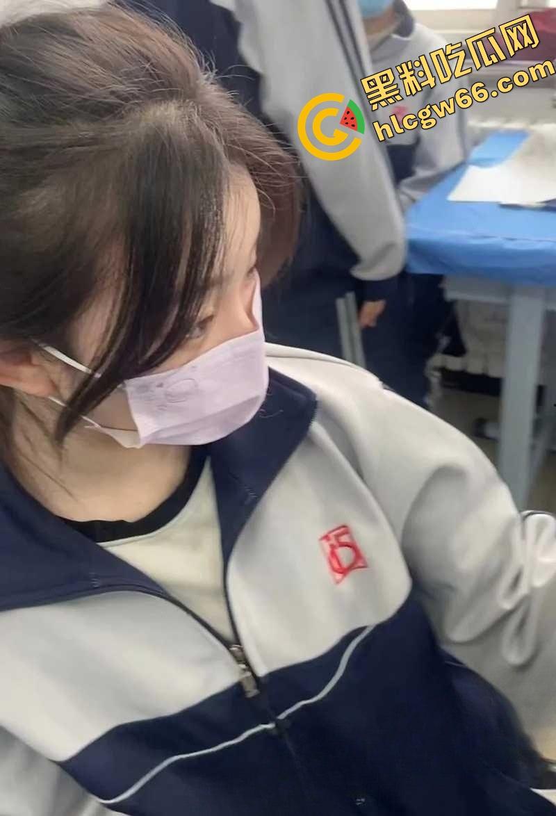 湛江遂溪高中艺术楼惊现野战现场,高三骚妹光腚骑在身上操,门缝偷拍啪啪实录传疯全校!