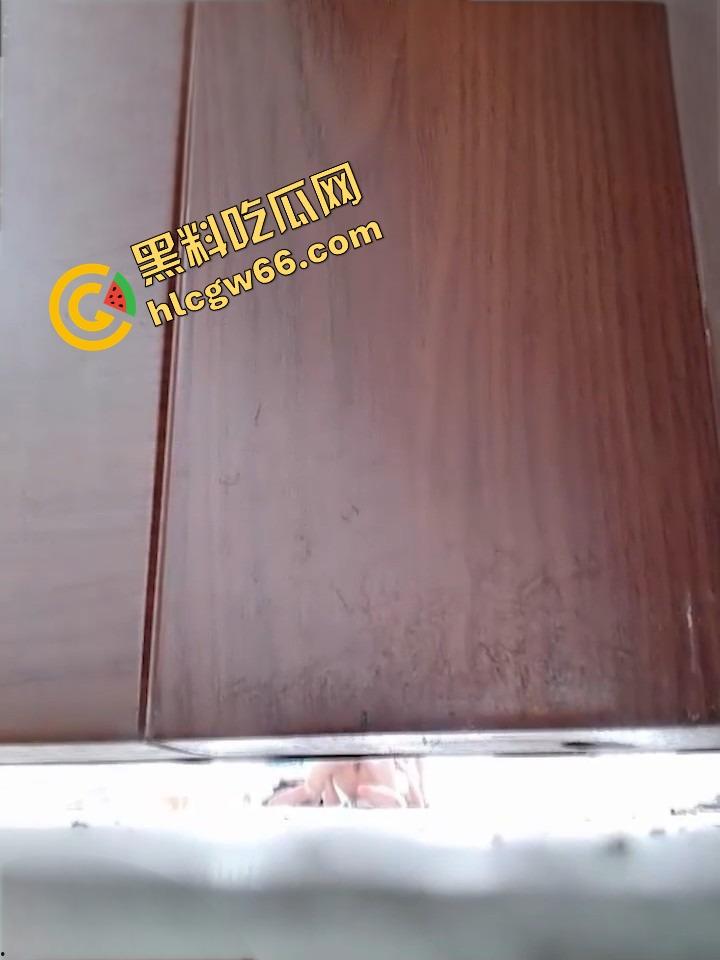 湛江遂溪高中艺术楼惊现野战现场,高三骚妹光腚骑在身上操,门缝偷拍啪啪实录传疯全校!