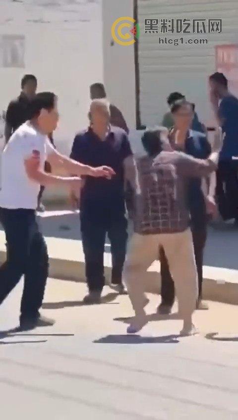 江苏五旬富豪老头酒驾开奔驰迈巴赫，主干道疯狂撞飞十几人，现场惨烈堪比大片！