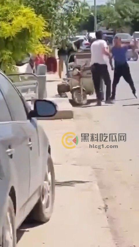 江苏五旬富豪老头酒驾开奔驰迈巴赫,主干道疯狂撞飞十几人,现场惨烈堪比大片!