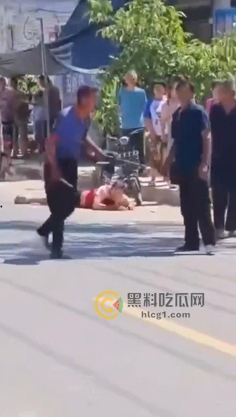 江苏五旬富豪老头酒驾开奔驰迈巴赫,主干道疯狂撞飞十几人,现场惨烈堪比大片!