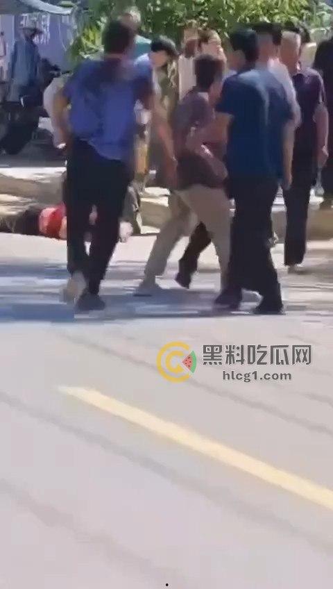 江苏五旬富豪老头酒驾开奔驰迈巴赫,主干道疯狂撞飞十几人,现场惨烈堪比大片!