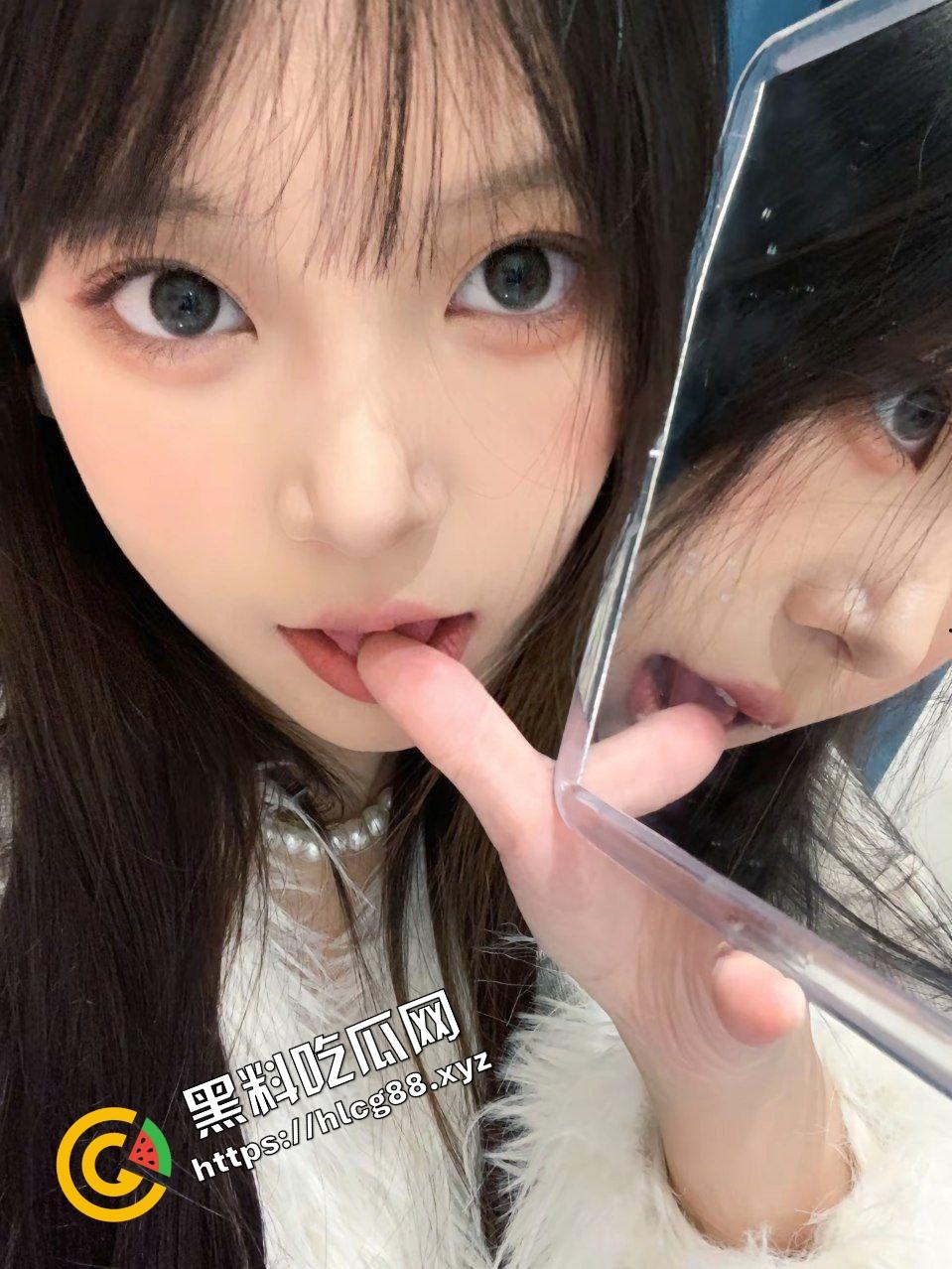 威海职业纯欲反差骚鸡【覃想】骚出天际无人能敌,渔网袜淫荡吐舌舔手,暴力直插双腿玉足!