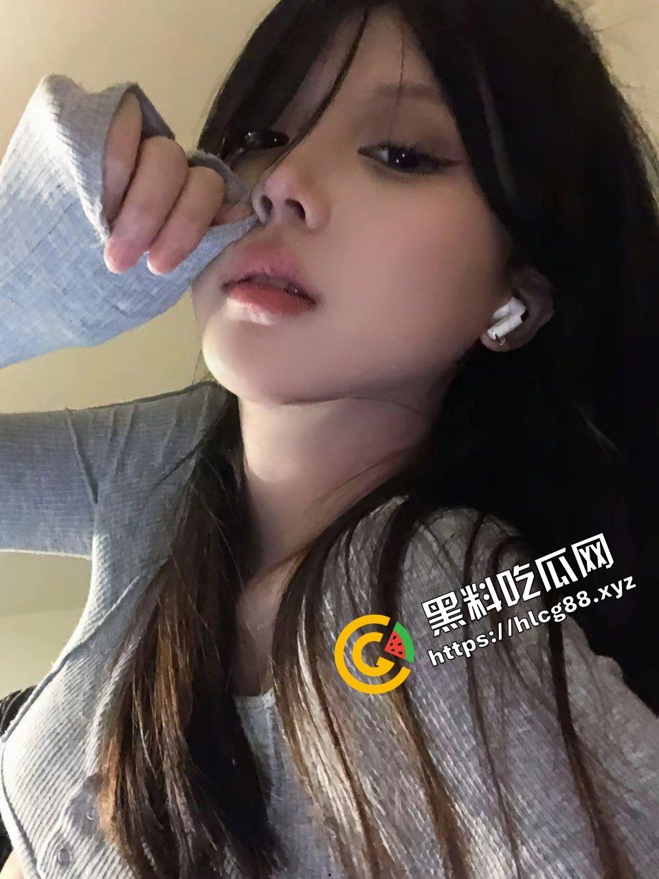 威海职业纯欲反差骚鸡【覃想】骚出天际无人能敌,渔网袜淫荡吐舌舔手,暴力直插双腿玉足!