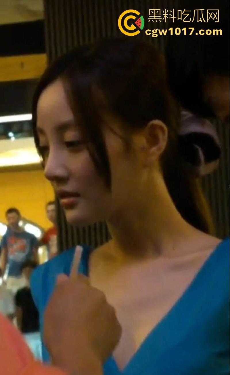 远古珍贵影像!大神竟抄底偷拍李小璐,深蓝包臀裙炸场蜂腰翘臀沟壑深邃,凸显柔韧曲线,当年真不怪pgone!
