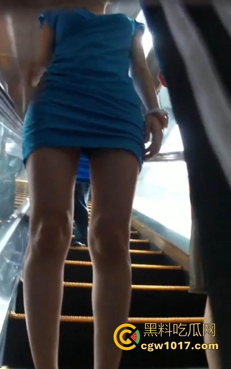 远古珍贵影像!大神竟抄底偷拍李小璐,深蓝包臀裙炸场蜂腰翘臀沟壑深邃,凸显柔韧曲线,当年真不怪pgone!