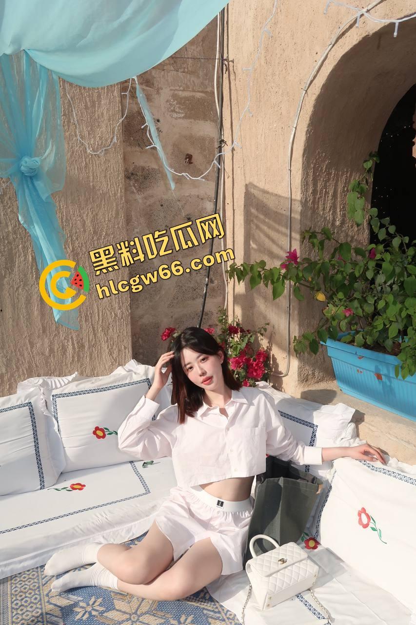 KTV艳遇升级为连环爆操，富哥点了个公主开口惊艳，半首歌还没唱完就自己跪下吃鸡！