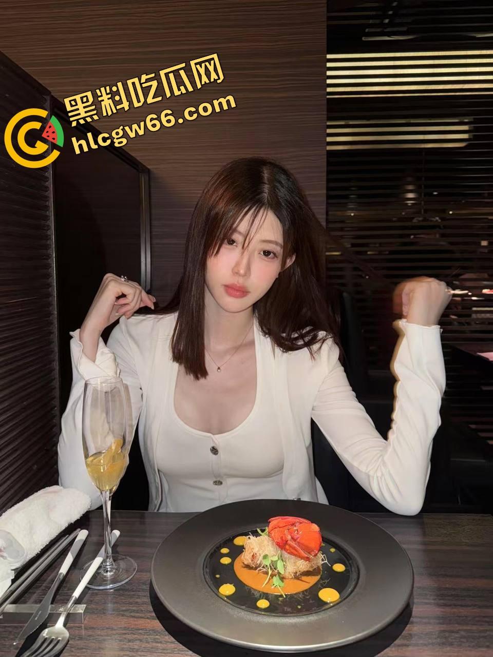 KTV艳遇升级为连环爆操,富哥点了个公主开口惊艳,半首歌还没唱完就自己跪下吃鸡!