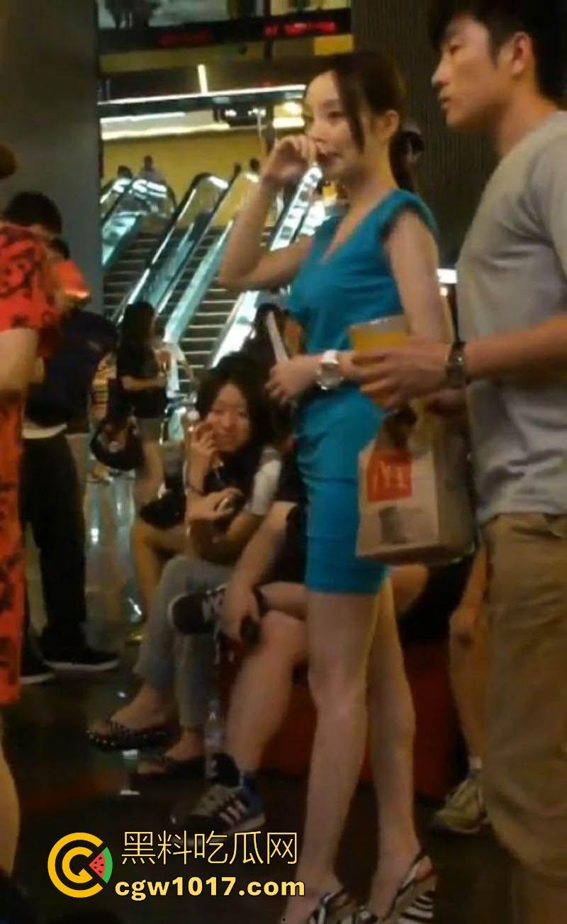 远古珍贵影像!大神竟抄底偷拍李小璐,深蓝包臀裙炸场蜂腰翘臀沟壑深邃,凸显柔韧曲线,当年真不怪pgone!