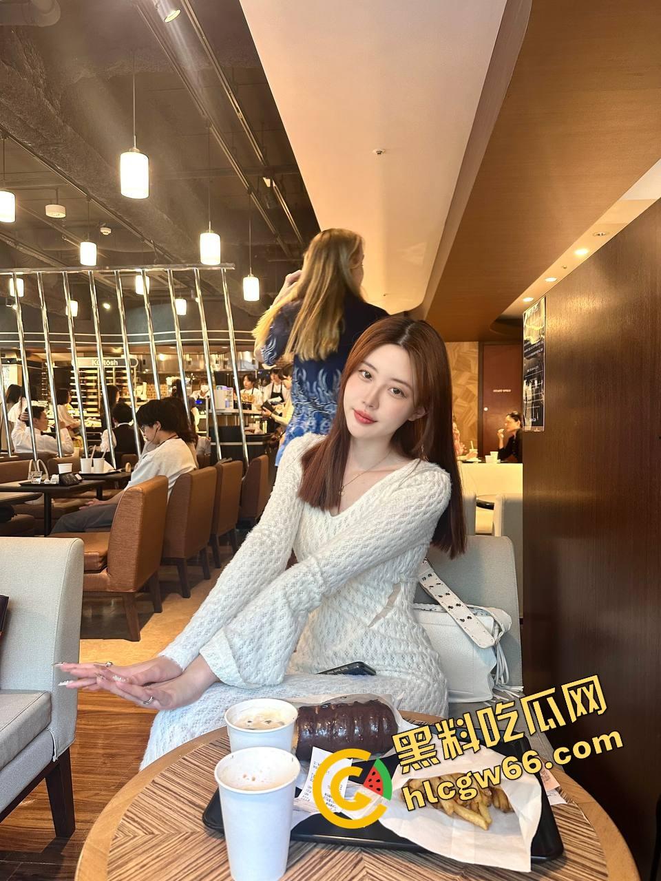 KTV艳遇升级为连环爆操,富哥点了个公主开口惊艳,半首歌还没唱完就自己跪下吃鸡!