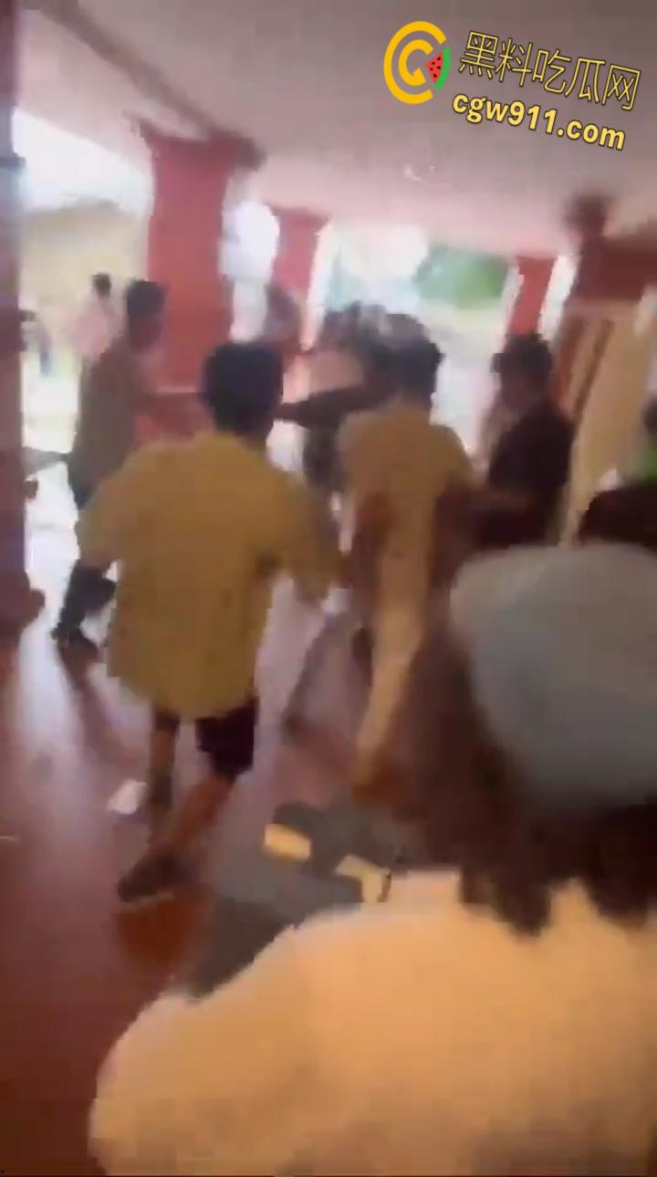 尼泊尔突发暴乱,前总理妻子在家中被民众放火烧死,财政部长被游街拖行,并被赶入河中殴打 !