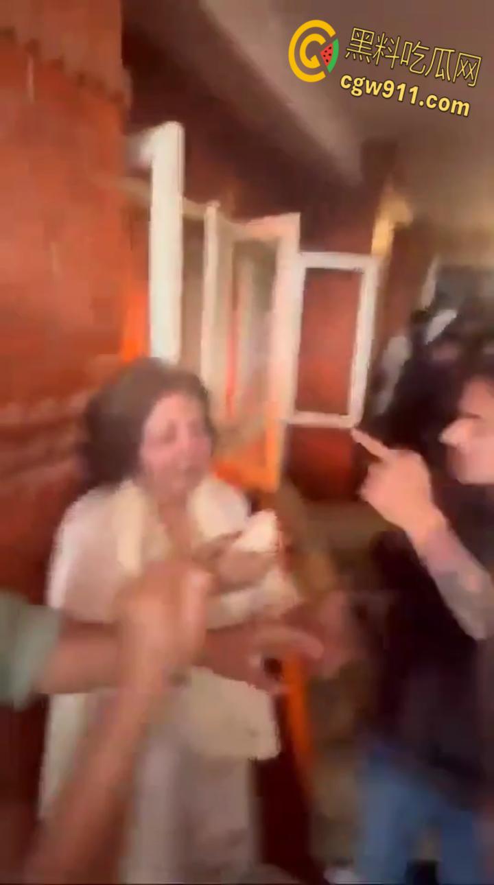 尼泊尔突发暴乱,前总理妻子在家中被民众放火烧死,财政部长被游街拖行,并被赶入河中殴打 !