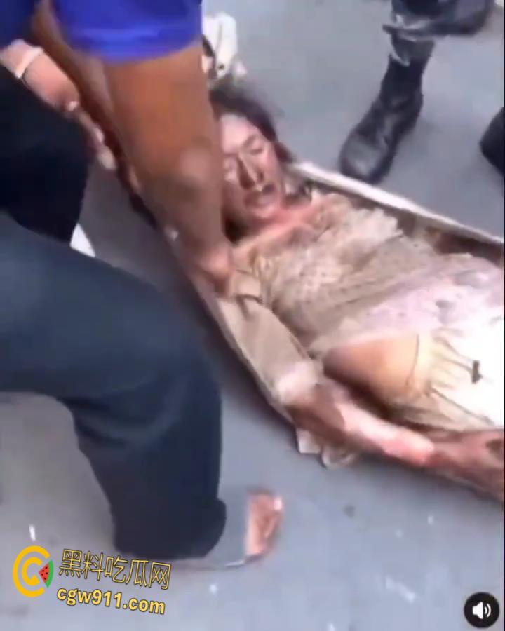 尼泊尔突发暴乱,前总理妻子在家中被民众放火烧死,财政部长被游街拖行,并被赶入河中殴打 !