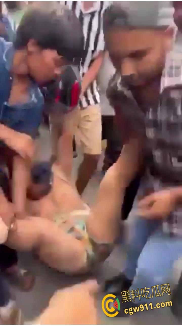 尼泊尔突发暴乱,前总理妻子在家中被民众放火烧死,财政部长被游街拖行,并被赶入河中殴打 !