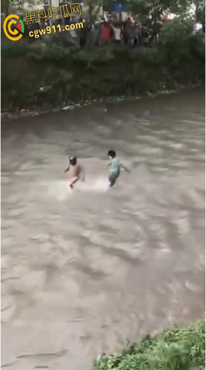 尼泊尔突发暴乱,前总理妻子在家中被民众放火烧死,财政部长被游街拖行,并被赶入河中殴打 !