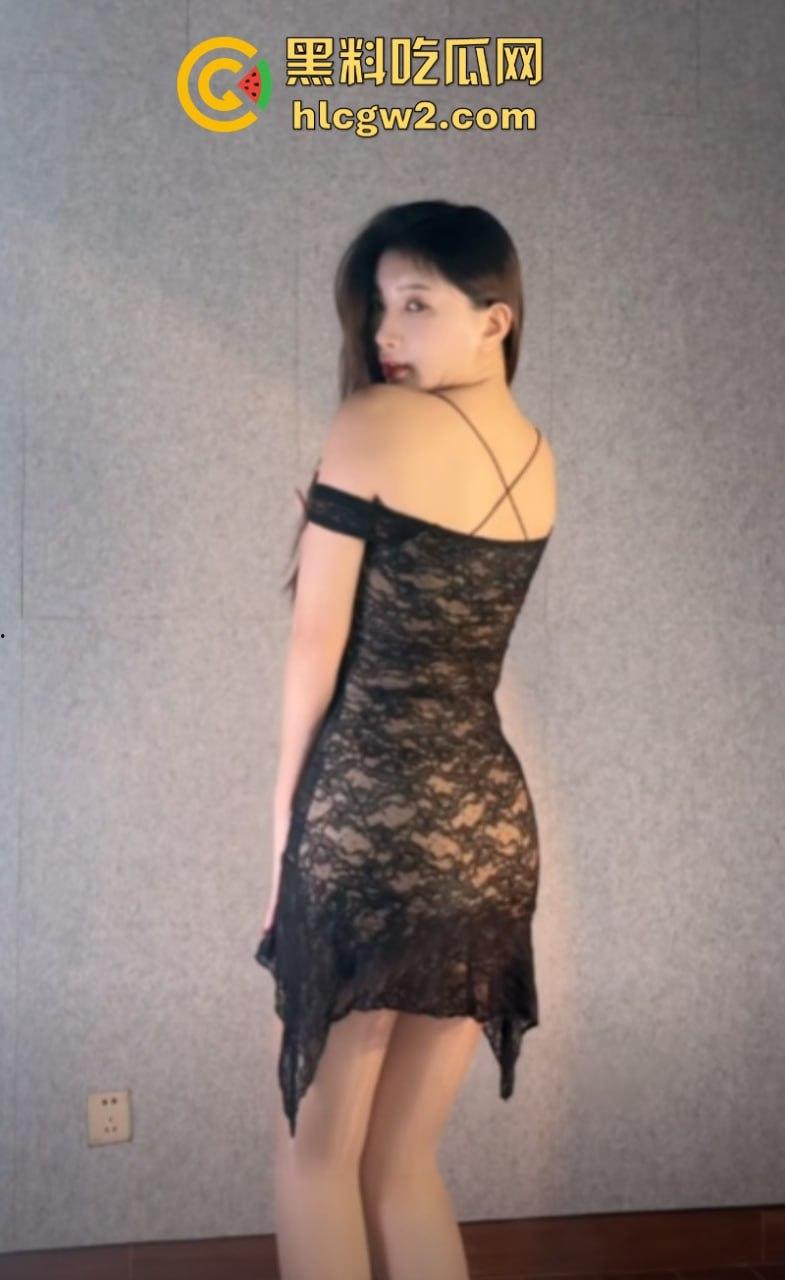 先天炮架圣体抖音网红【000】 付费福利流出 逆天美腿配黑丝 丁字骚裤抠肥逼 简直极品!