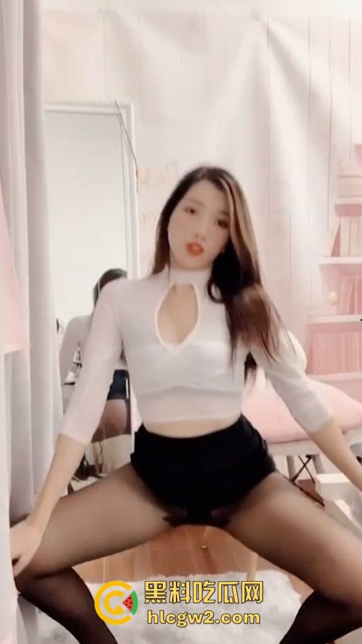 先天炮架圣体抖音网红【000】 付费福利流出 逆天美腿配黑丝 丁字骚裤抠肥逼 简直极品!