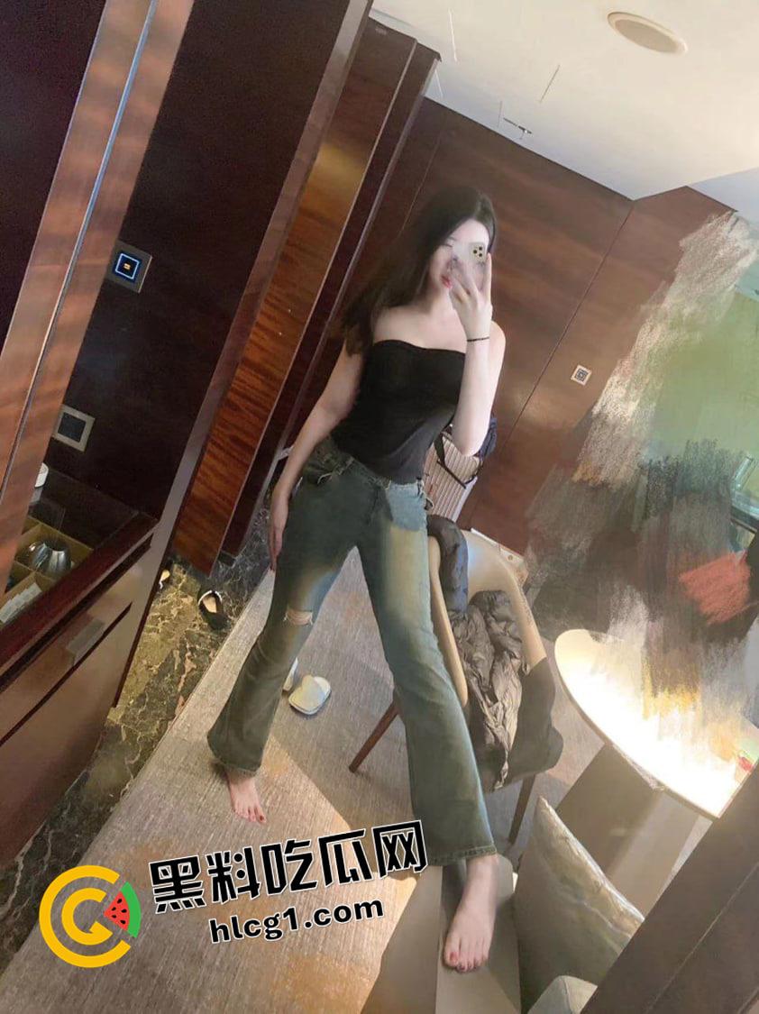 大学体育生约战一万二起步的男娘 被男娘摁在床上干到求饶 这种模样的男娘也不是不行