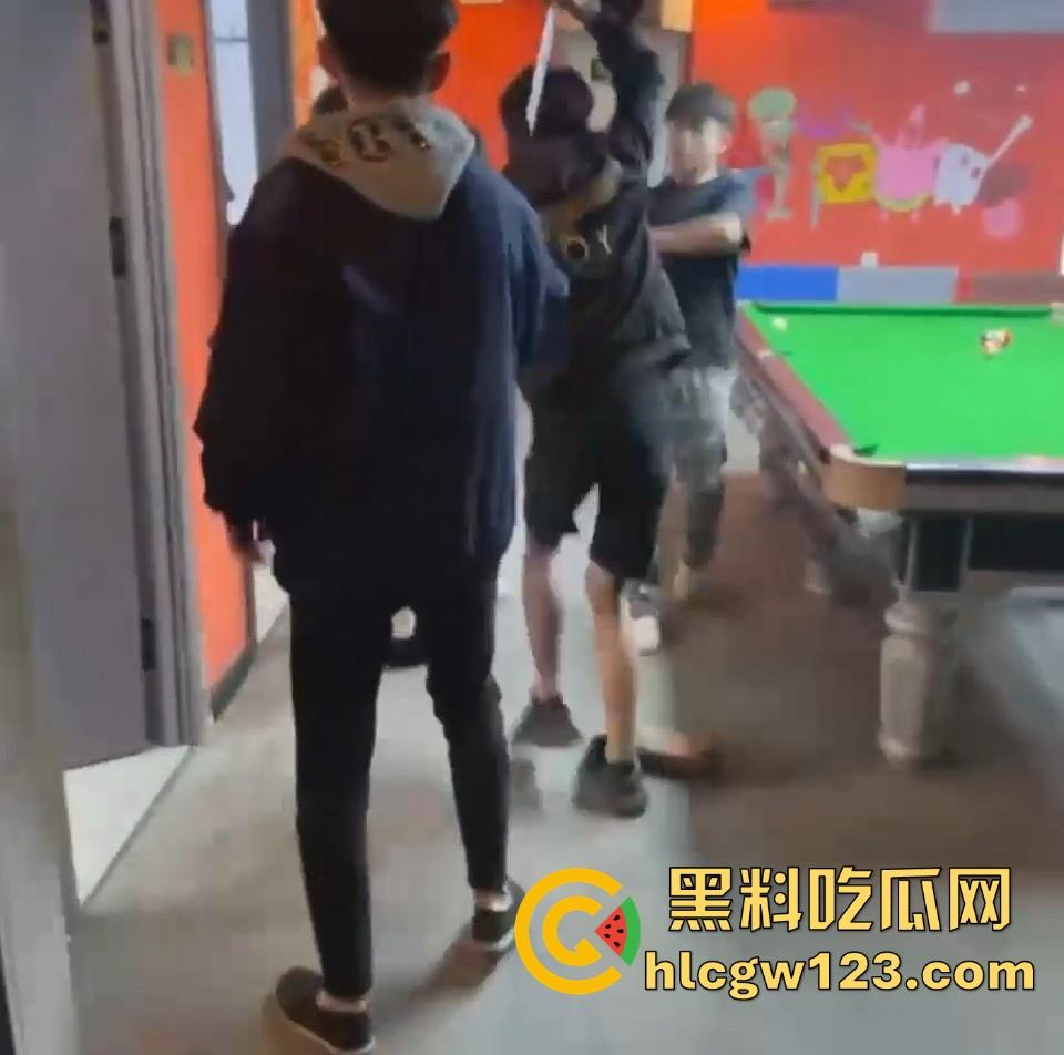精神小伙台球厅打斗事件！暴怒持刀砍人 手掌惨遭斩成两半 现场血淋淋一片 场面极其血腥胆小勿入！