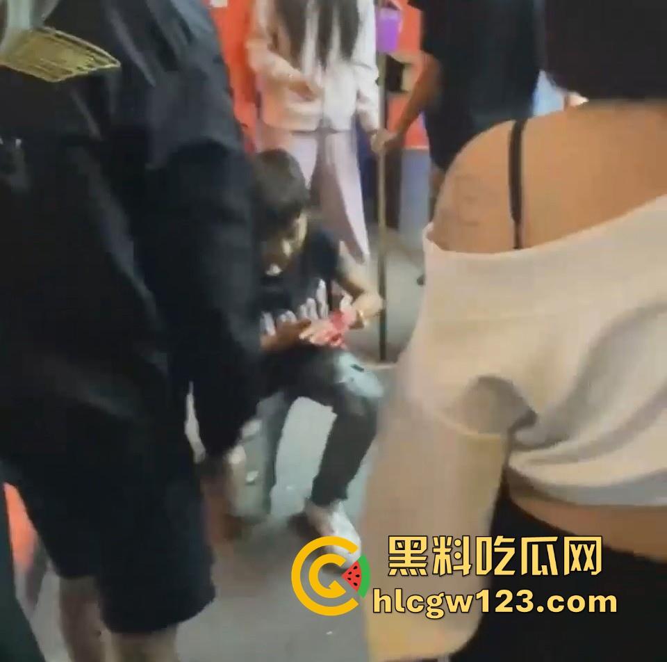 精神小伙台球厅打斗事件!暴怒持刀砍人 手掌惨遭斩成两半 现场血淋淋一片 场面极其血腥胆小勿入!