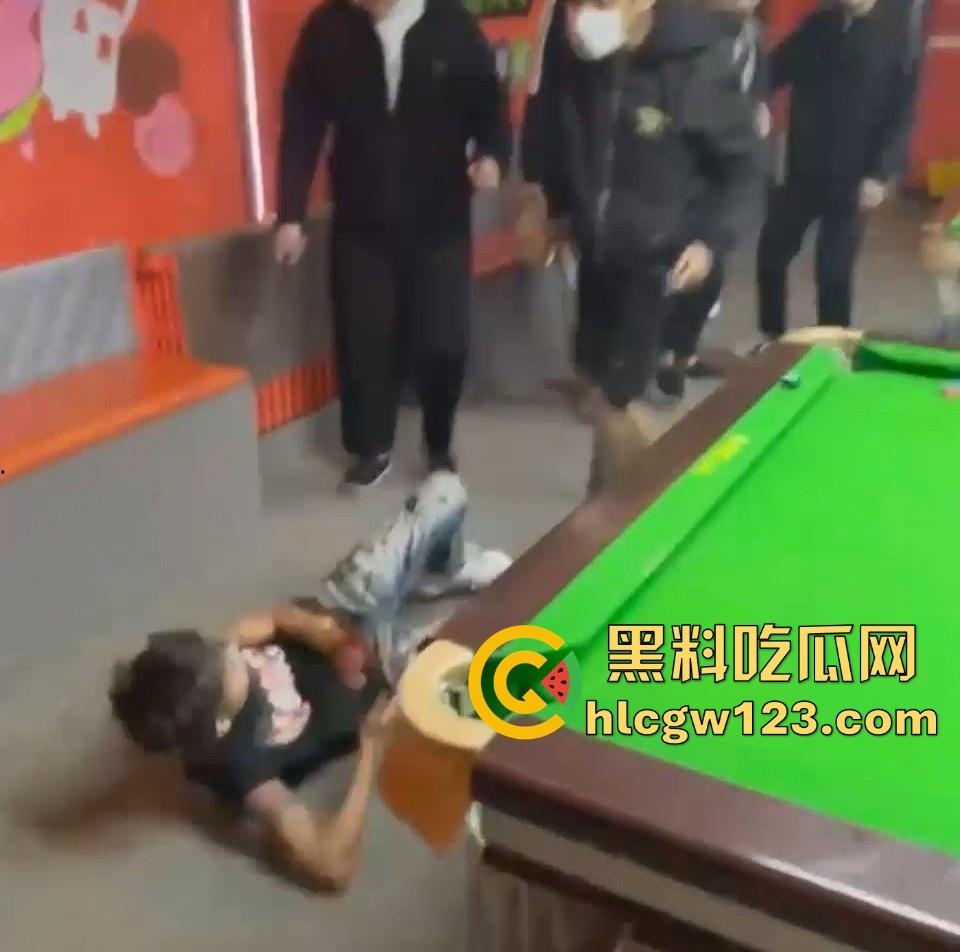 精神小伙台球厅打斗事件!暴怒持刀砍人 手掌惨遭斩成两半 现场血淋淋一片 场面极其血腥胆小勿入!