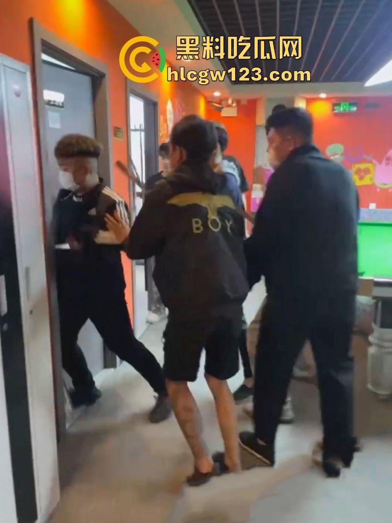 精神小伙台球厅打斗事件!暴怒持刀砍人 手掌惨遭斩成两半 现场血淋淋一片 场面极其血腥胆小勿入!