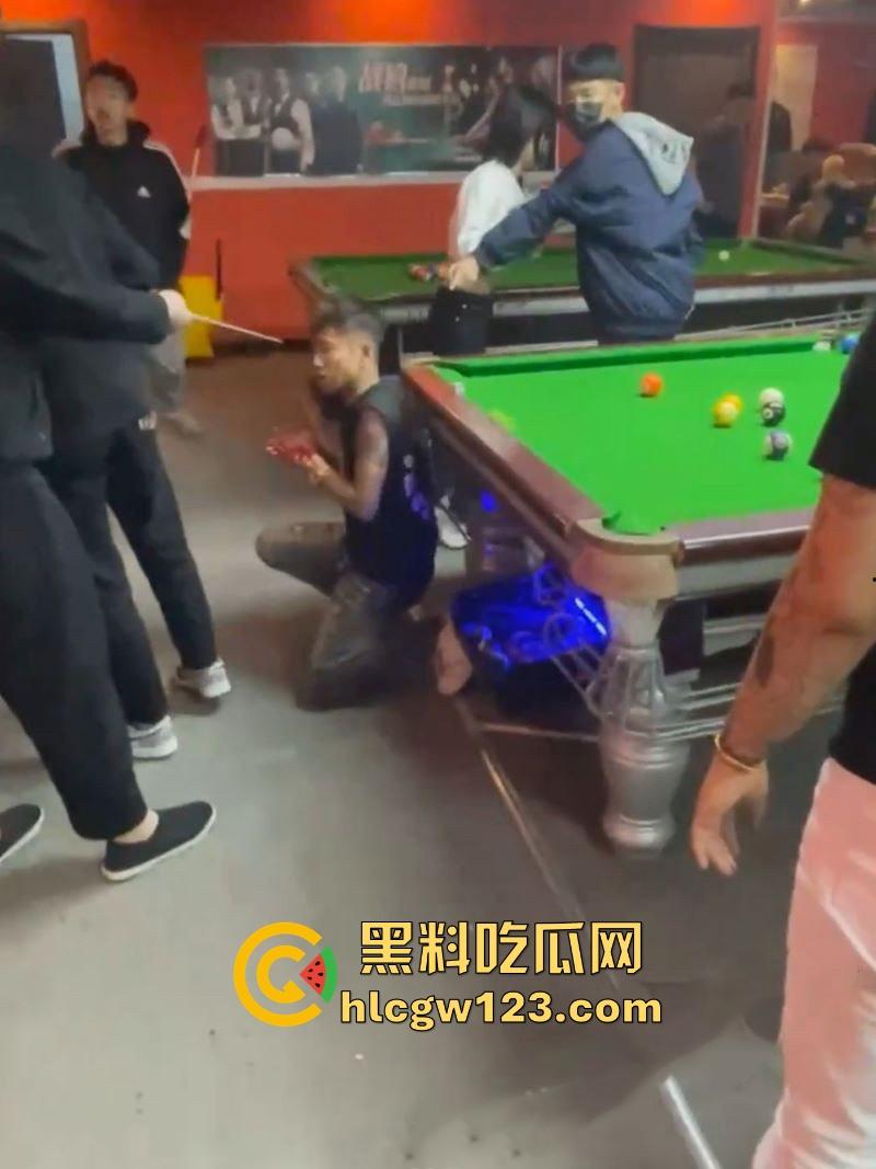 精神小伙台球厅打斗事件!暴怒持刀砍人 手掌惨遭斩成两半 现场血淋淋一片 场面极其血腥胆小勿入!