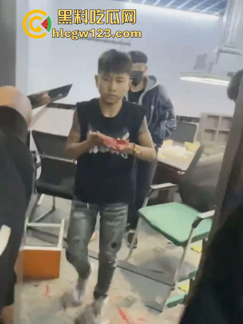 精神小伙台球厅打斗事件!暴怒持刀砍人 手掌惨遭斩成两半 现场血淋淋一片 场面极其血腥胆小勿入!