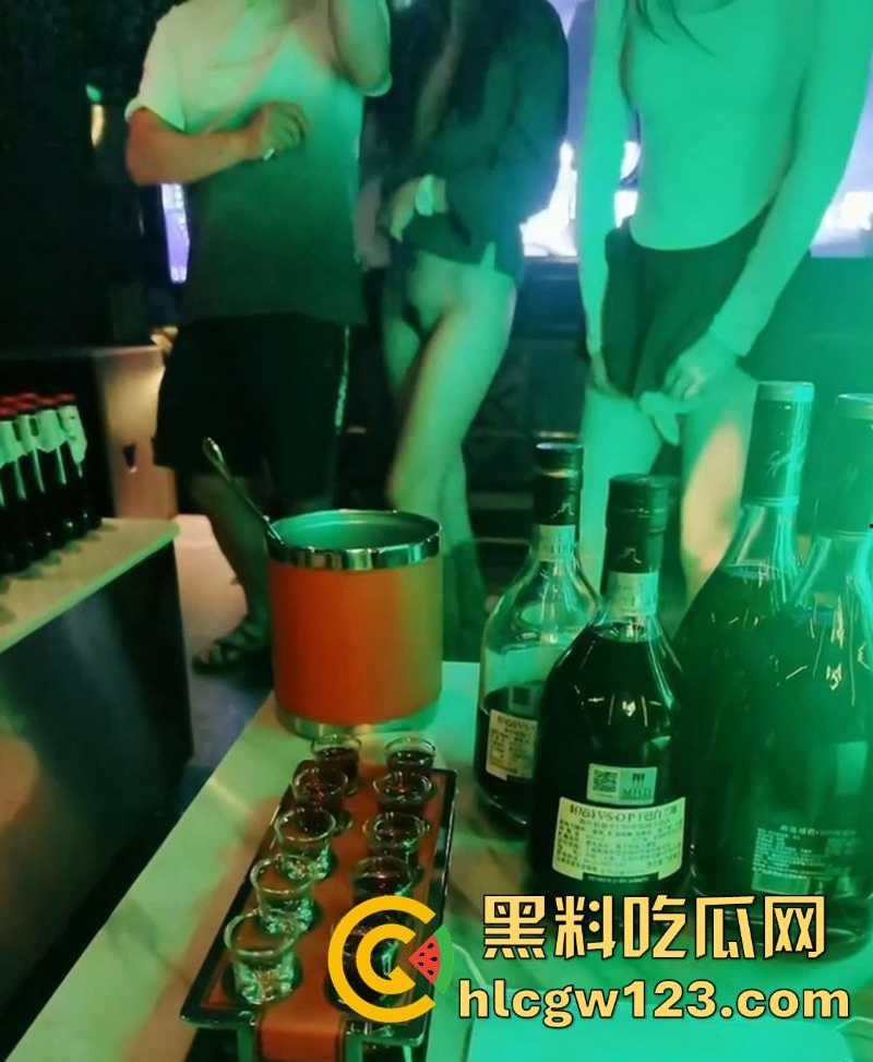 极品人妻KTV淫趴视频流出 和闺蜜当众露逼揉奶 狂跳骚舞撩拨群男 还是少妇会玩啊!