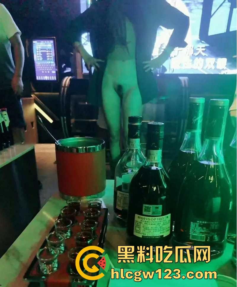 极品人妻KTV淫趴视频流出 和闺蜜当众露逼揉奶 狂跳骚舞撩拨群男 还是少妇会玩啊!