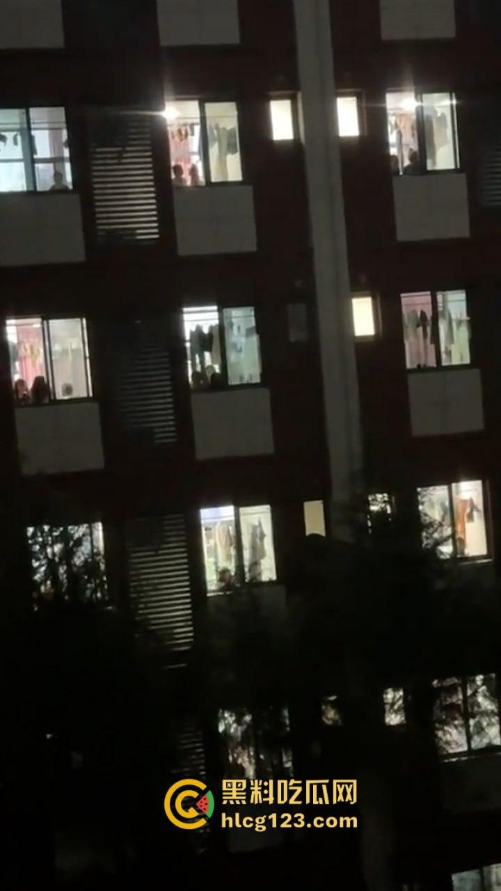 这真忍不了!【西安信息职业学院】因不满高额宿费 还断电断网学生集体硬核喊楼退钱