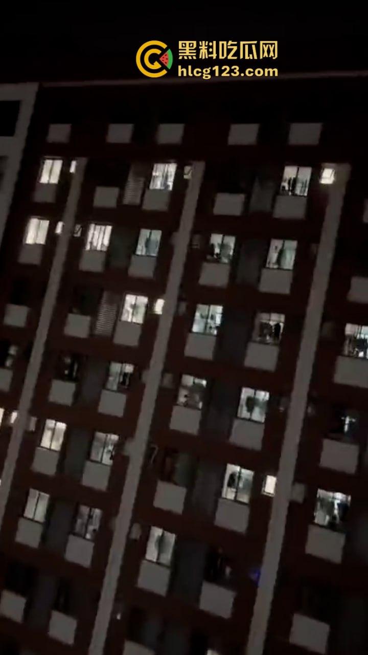 这真忍不了!【西安信息职业学院】因不满高额宿费 还断电断网学生集体硬核喊楼退钱