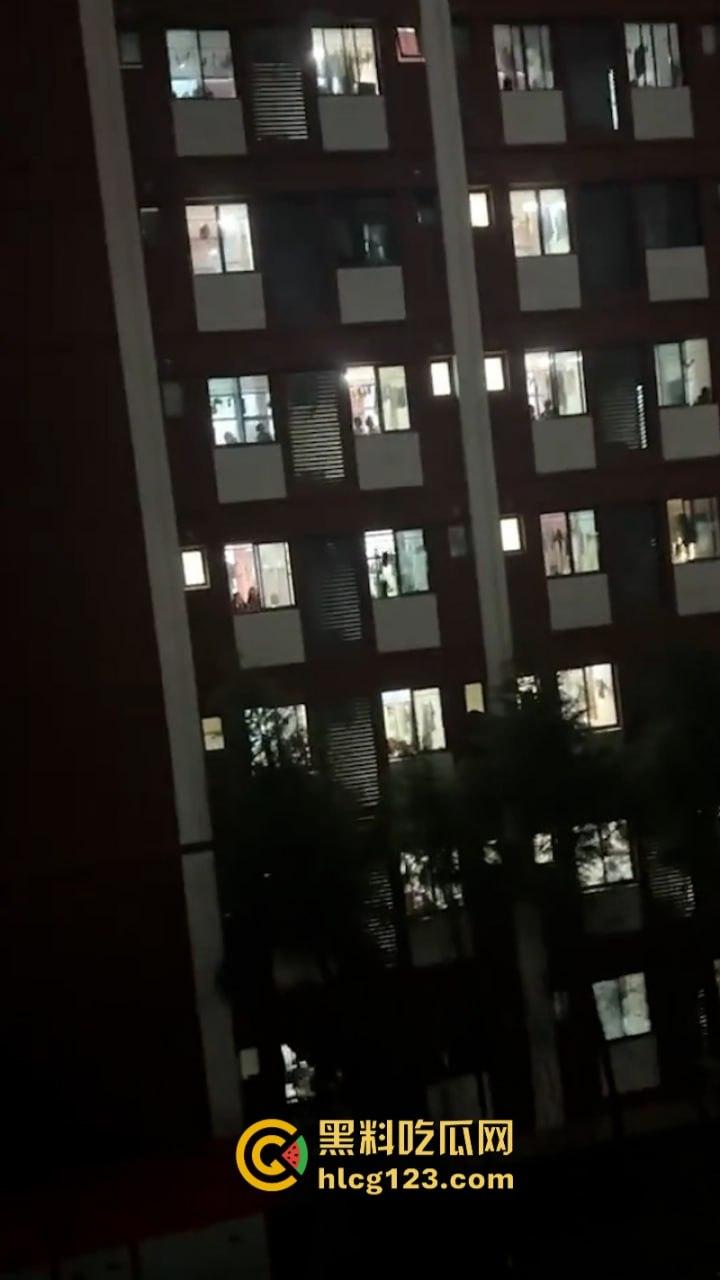 这真忍不了!【西安信息职业学院】因不满高额宿费 还断电断网学生集体硬核喊楼退钱