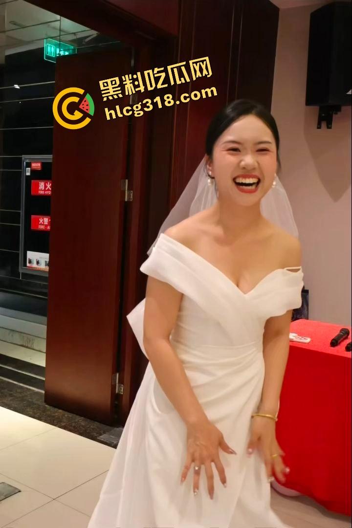 曝光济南人妻母狗群P狂魔『闫冰倩』被7个男人轮番操3P十几次，精液洗澡都洗不干净！