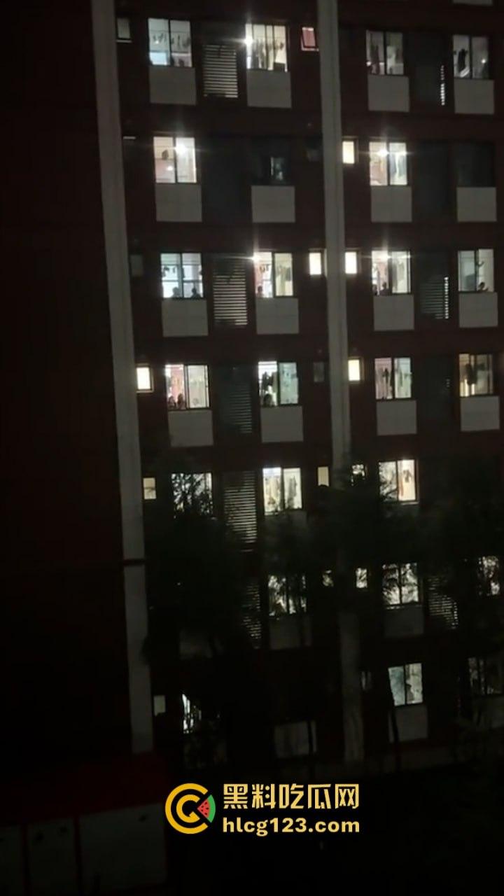 这真忍不了!【西安信息职业学院】因不满高额宿费 还断电断网学生集体硬核喊楼退钱