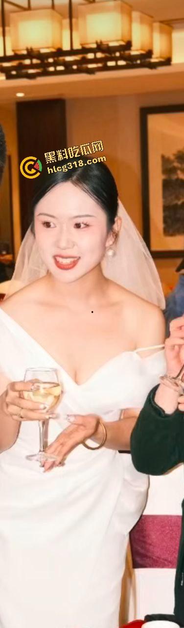 曝光济南人妻母狗群P狂魔『闫冰倩』被7个男人轮番操3P十几次,精液洗澡都洗不干净!