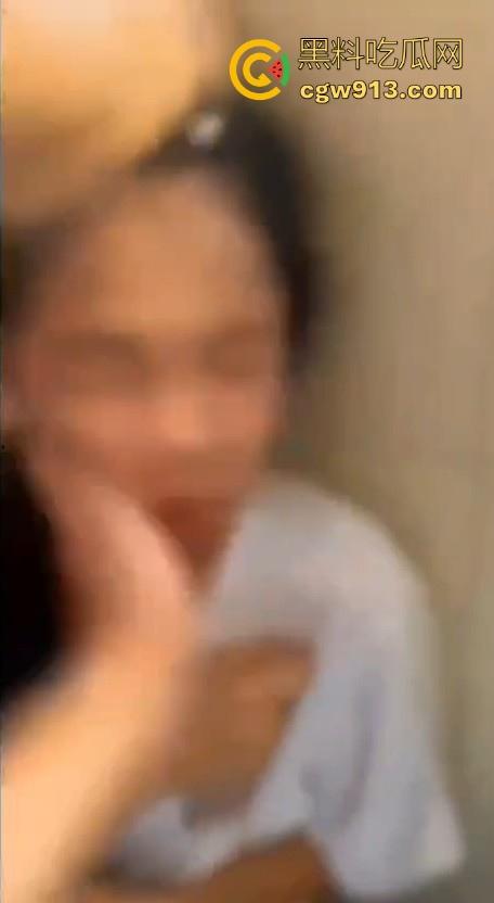 广西霸棱石桥中学霸凌事件曝光!八年纪多名女学生因琐事霸凌殴打一名小女生,这群人真他妈的不是人!
