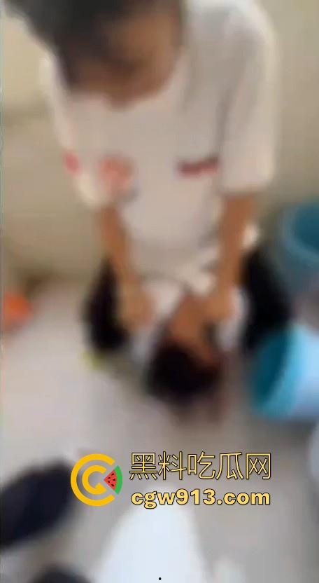 广西霸棱石桥中学霸凌事件曝光!八年纪多名女学生因琐事霸凌殴打一名小女生,这群人真他妈的不是人!
